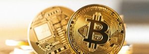 Доллар снижается на фоне слабых данных, но сохраняет недельный рост